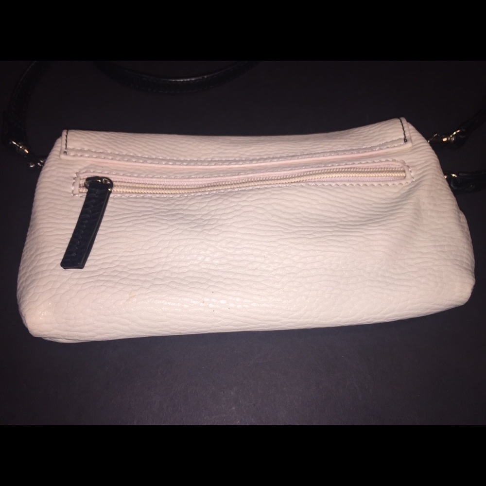 Chaps White &Black Pebbled Wristlet/ Clutch /Cross - Picture 2 of 8